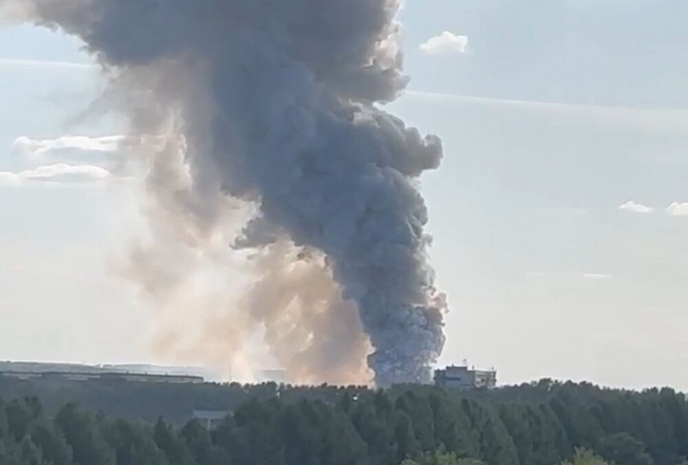 В России горит и взрывается склад пиротехники: кадры