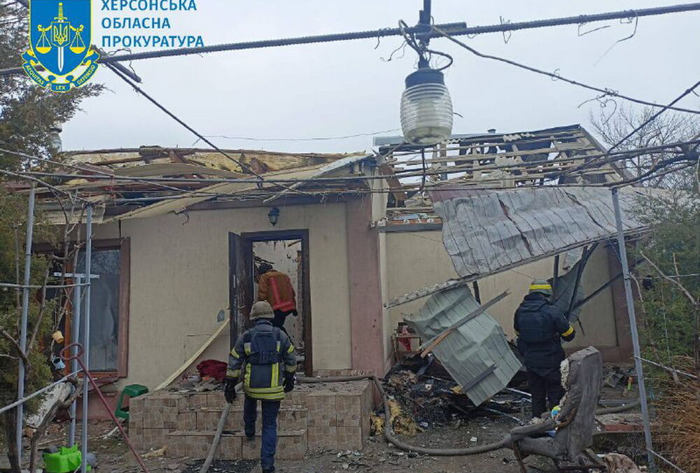 З'явилися фото з місця смертельного обстрілу приватного сектору у Херсоні