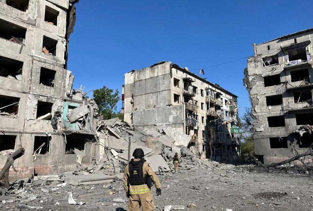 Росіяни скинули КАБ на житлові будинки у Мирнограді: одна людина загинула, двоє – поранені