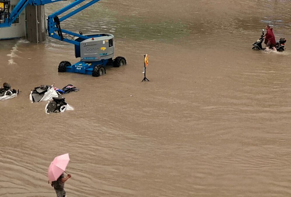 В Китае после ливней затопило тоннель метро: есть погибшие