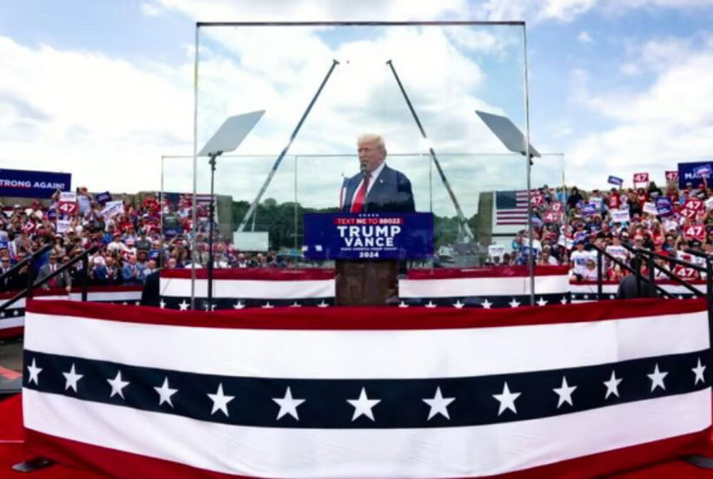 Трамп на першому мітингу після замаху закрився куленепробивним склом