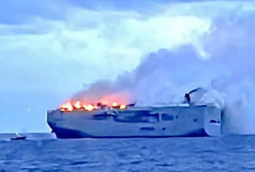 У Північному морі горить вантажне судно з тисячами автомобілів Mercedes: відео