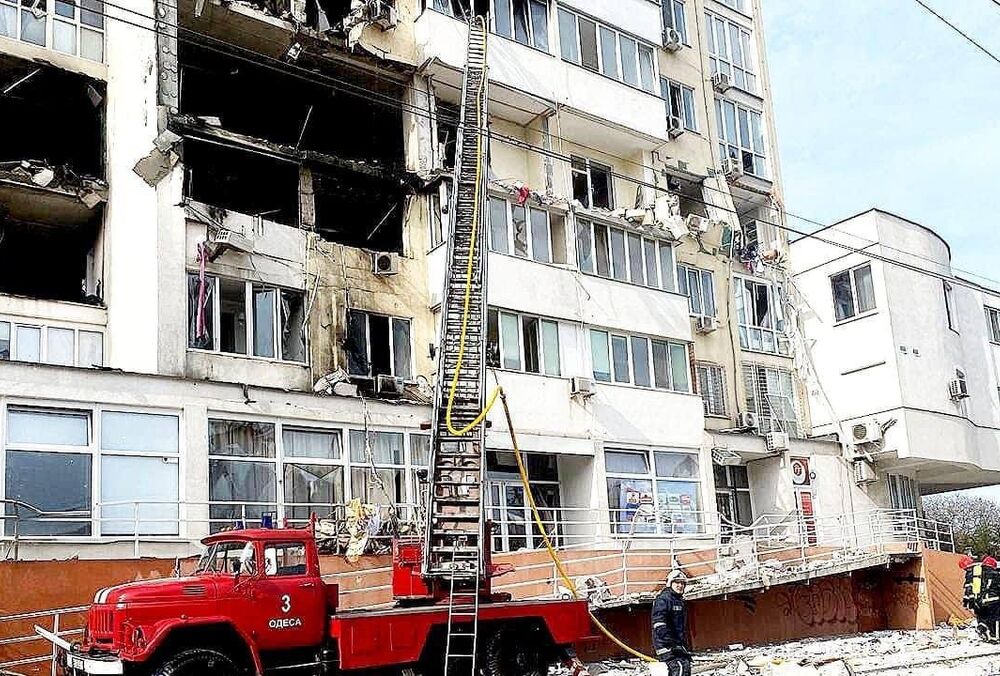 Жахливі кадри: відео з одеської квартири, до якої влетіла російська ракета