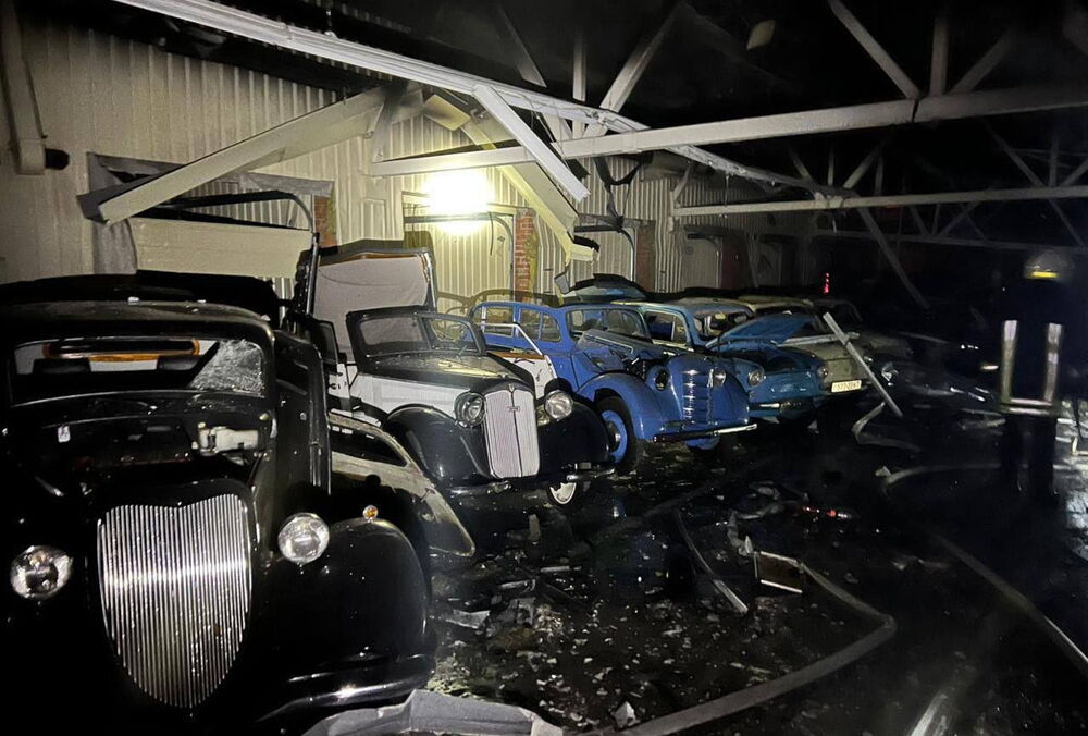 Россияне уничтожили музей ретро-автомобилей под Киевом: фото