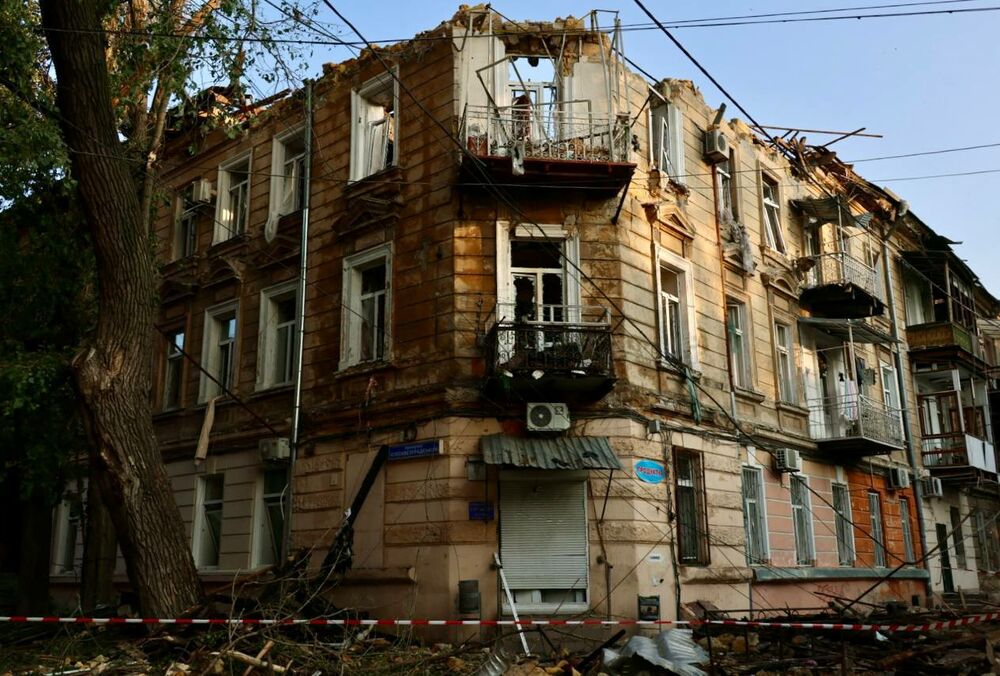 Пологовий, станція медичної допомоги, житлові будинки пошкоджені внаслідок атаки на Одесу: загинули двоє