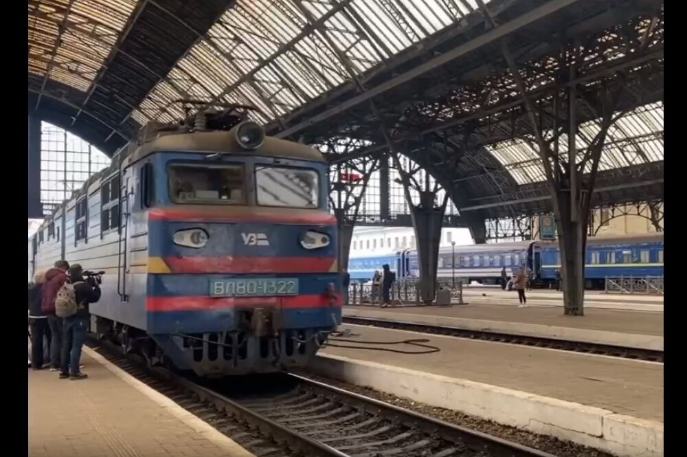 У Львові під оплески зустріли херсонський потяг, який потрапив під обстріл: відео