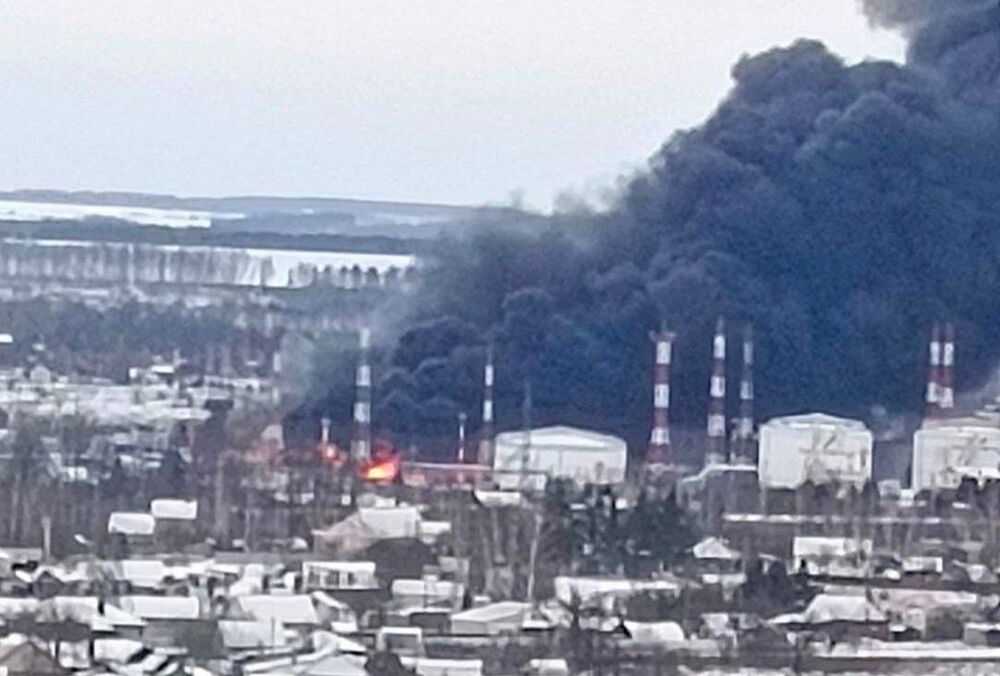 Появились новые кадры пожара на нефтебазе в Орловской области