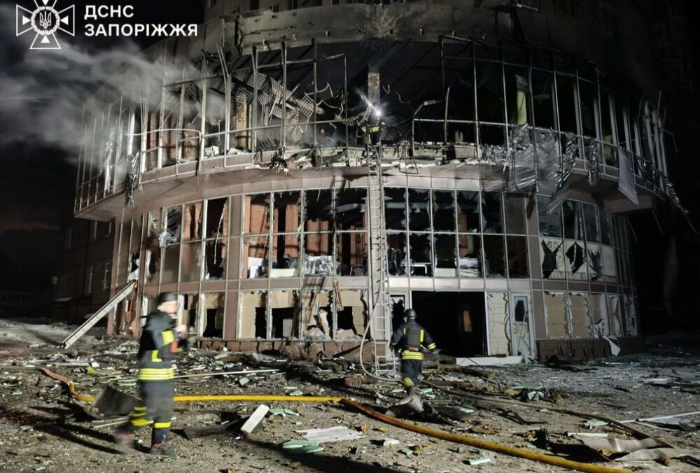 Запоріжжя пережило одну з наймасованіших атак БПЛА: горів торговельний центр