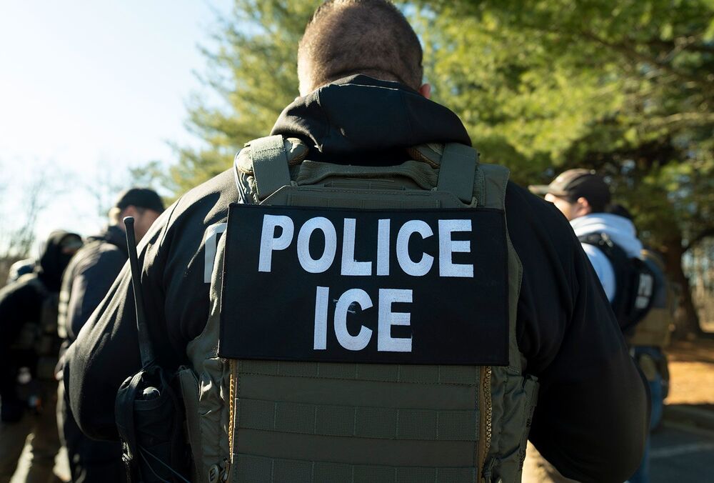 В иммиграционном центре в США открыли стрельбу: есть погибшие и раненые