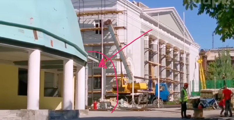 Окупанти готують ”трибунал” у Маріуполі: до філармонії прилаштовують гараж для автозаків