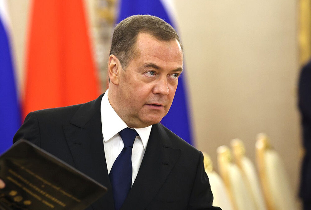  Медведев заговорил о рисках ядерной войны из-за передачи Украине кассетных боеприпасов 