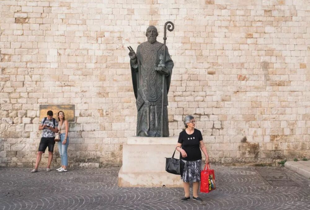 Шел третий год вторжения: в Италии требуют убрать табличку о ”дружбе с русским народом”, подписанную Путиным