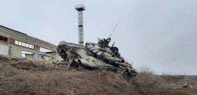 Під завалами знищеного окупантами будинку в Ізюмі знайшли 44 тіла