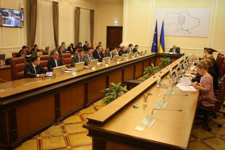 Підвищення зарплат для вчителів скасовується: Кабмін відклав питання ще на рік