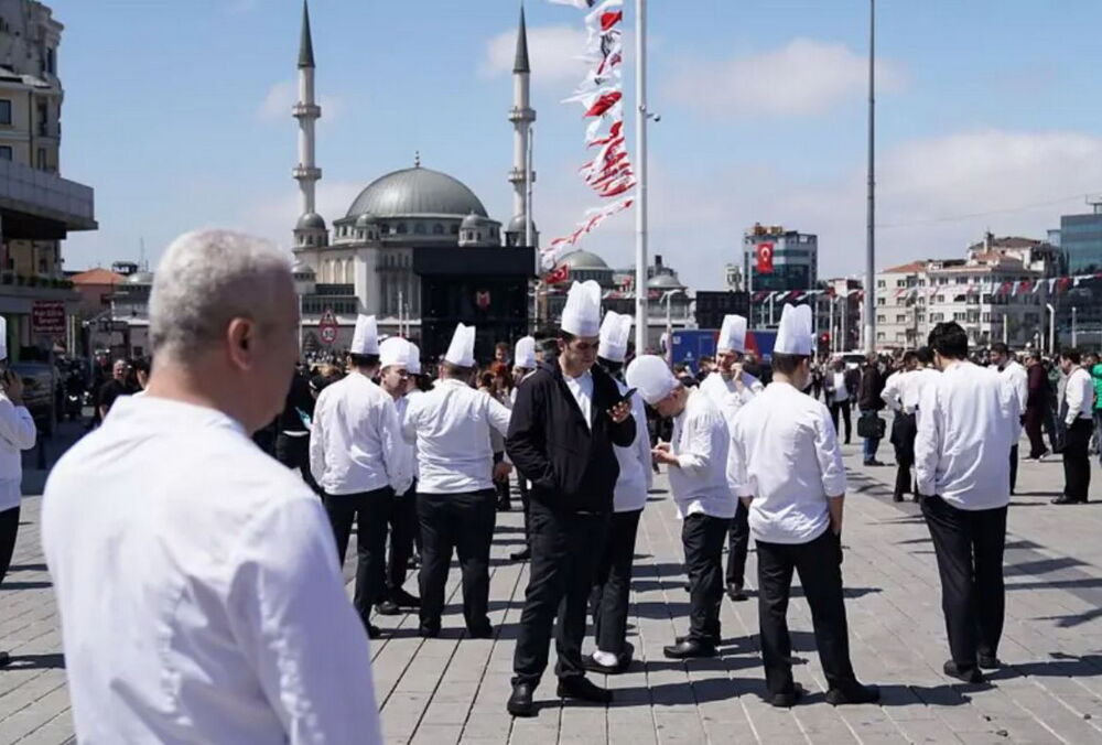 Более 150 человек пострадали при землетрясении в Турции: все они в панике прыгали с высоты