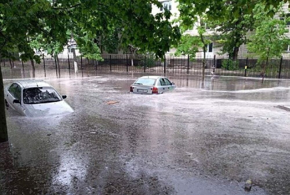 Синоптики попередили про наближення потужних злив з грозами