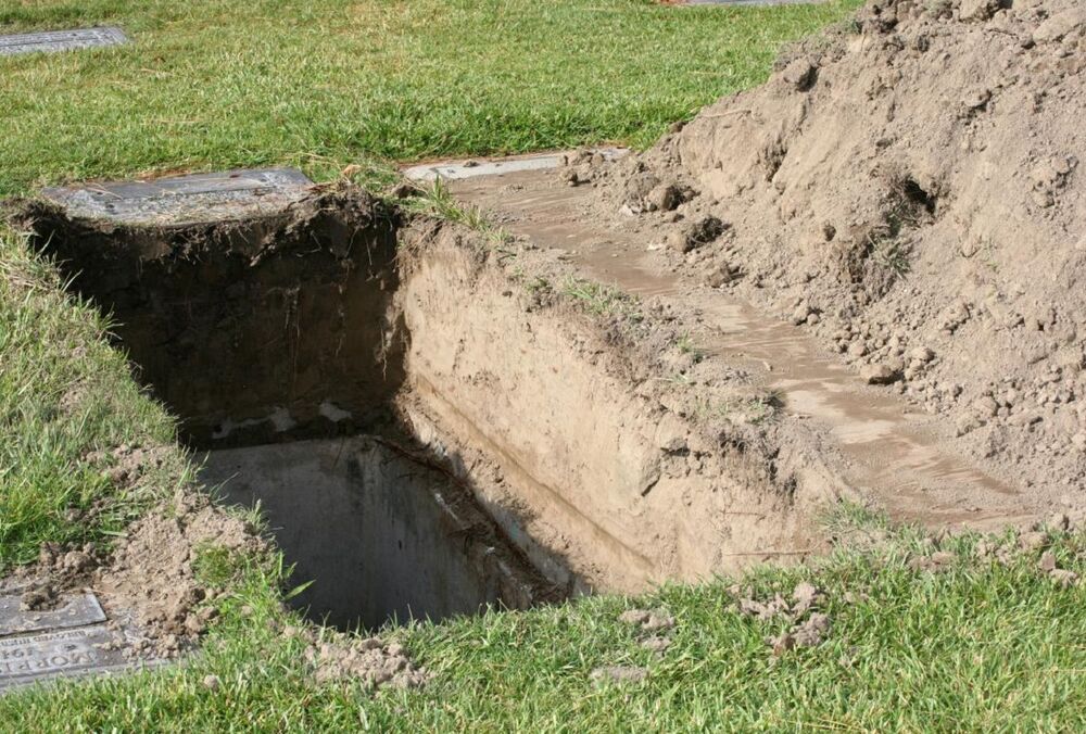 У РФ на тлі підвищеного попиту різко підняли ціни на труни