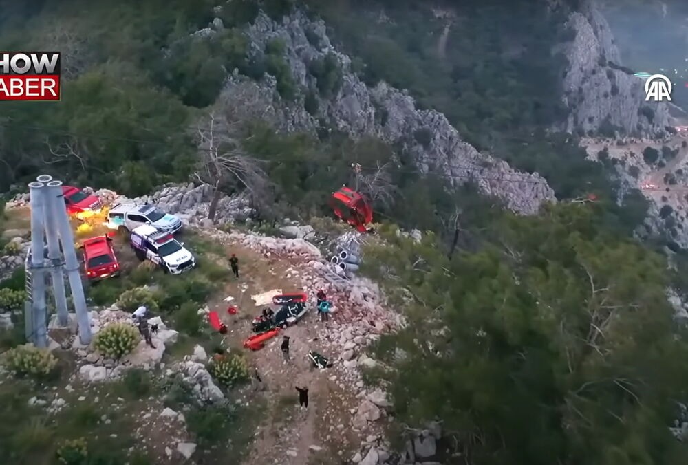 В Турция на канатной дороге развалилась кабина, пассажиры упали на скалы: есть погибшие (видео)