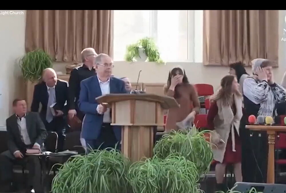 У мережі з'явилося відео із церкви у Сумах, на якому зафіксовано момент російського удару