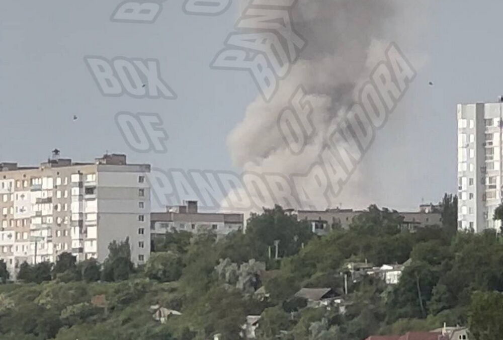 У Бердянську повідомляють про новий потужний приліт: кадри У Бердянську повідомляють про новий потужний приліт: кадри