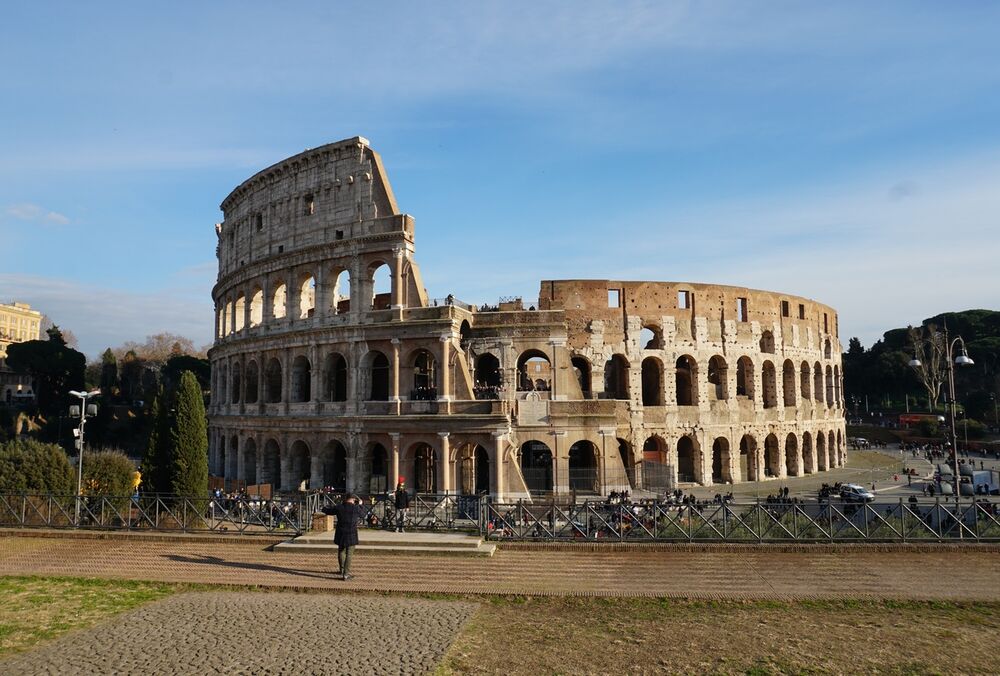 Двух туристов из США оштрафовали на 800 евро за желание выпить пиво в Колизее 