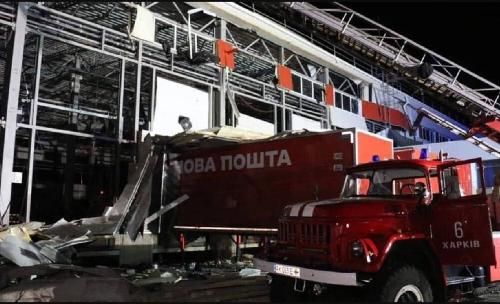 Мер Харкова показав фотографії наслідки ракетного удару РФ за терміналом ”Нової пошти”