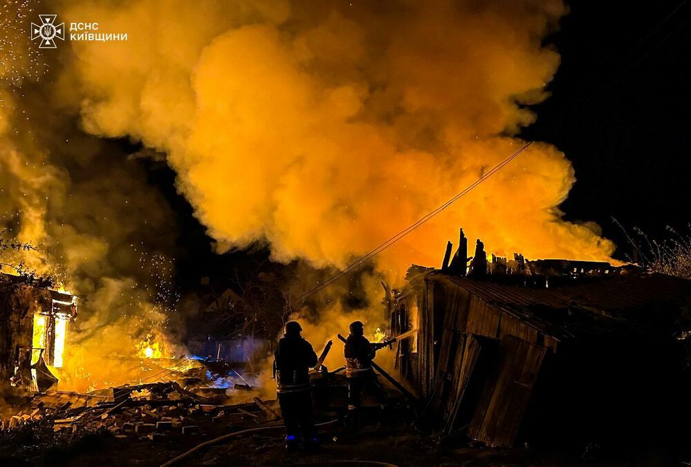 В Дарницком районе Киева после падение дрона с суббоеприпасами работают пиротехники