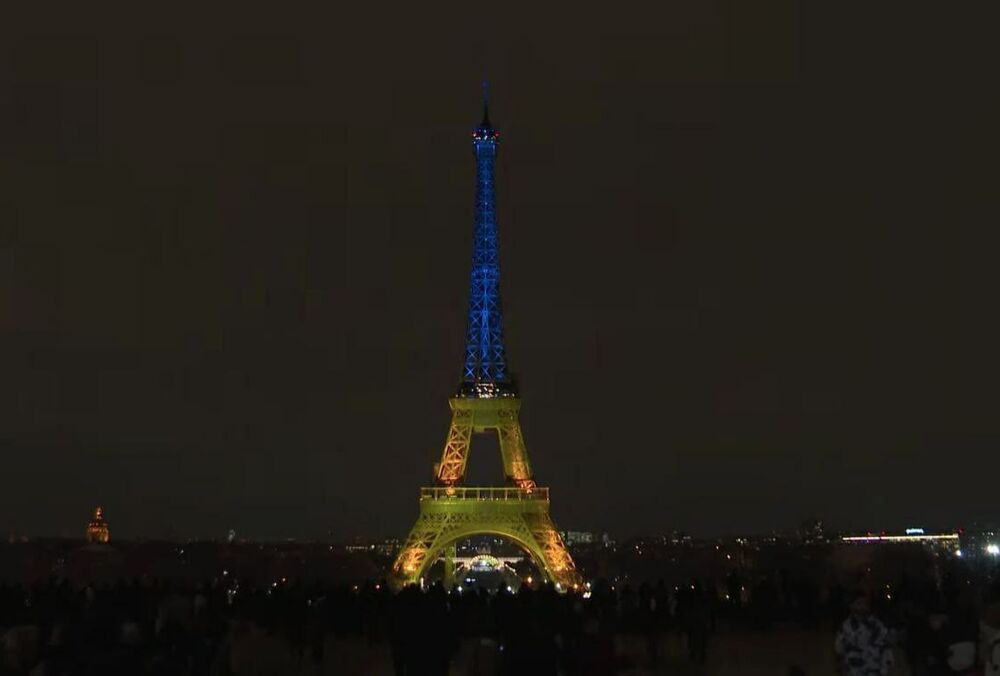 Ейфелеву вежу підсвітили кольорами українського прапора
