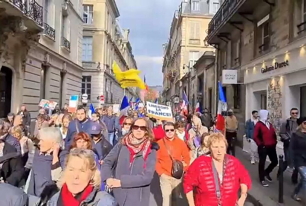 Противники вакцинации и COVID-сертификатов в Таллине вышли на многотысячный протест 