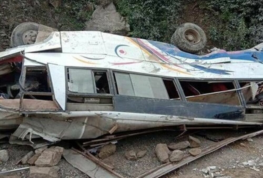 У Непалі пасажирський автобус зірвався в прірву