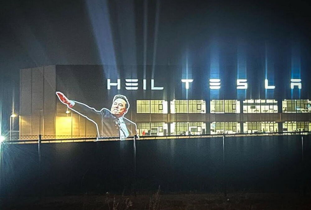 На завод Tesla у Берліні спроектували зображення Маска з його нацистським жестом та напис ”Хайль Tesla”