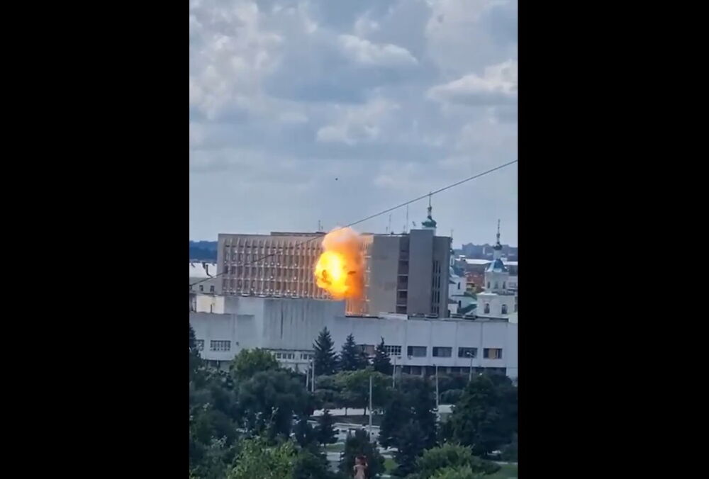 В Сумах беспилотник попал по зданию ОВА