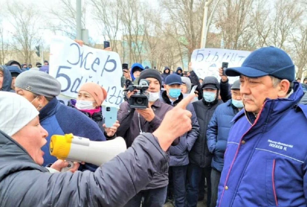 Жители Казахстана массово вышли на акции протеста из-за резкого подорожания газа  Жители Казахстана массово вышли на акции протеста из-за резкого подорожания газа