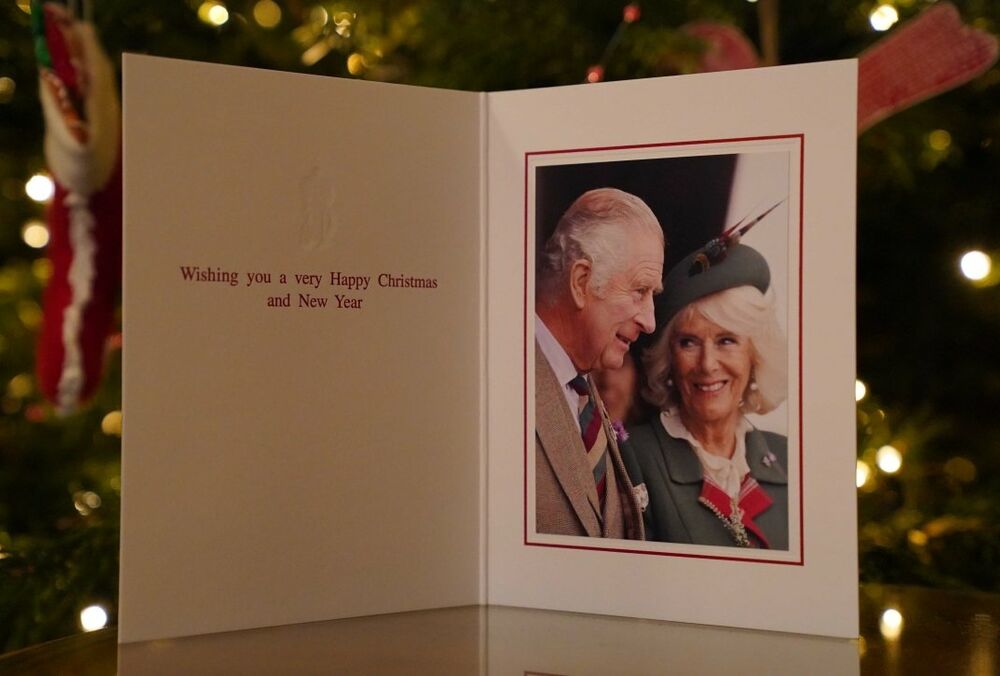 Король Чарльз III с супругой представили первую открытку в статусе монархов