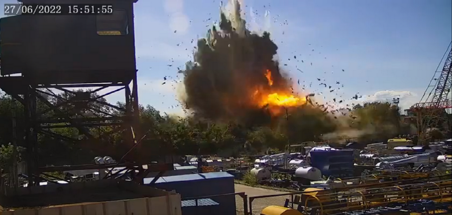 Появилось видео момента попадания российской ракеты по ТЦ в Кременчуге