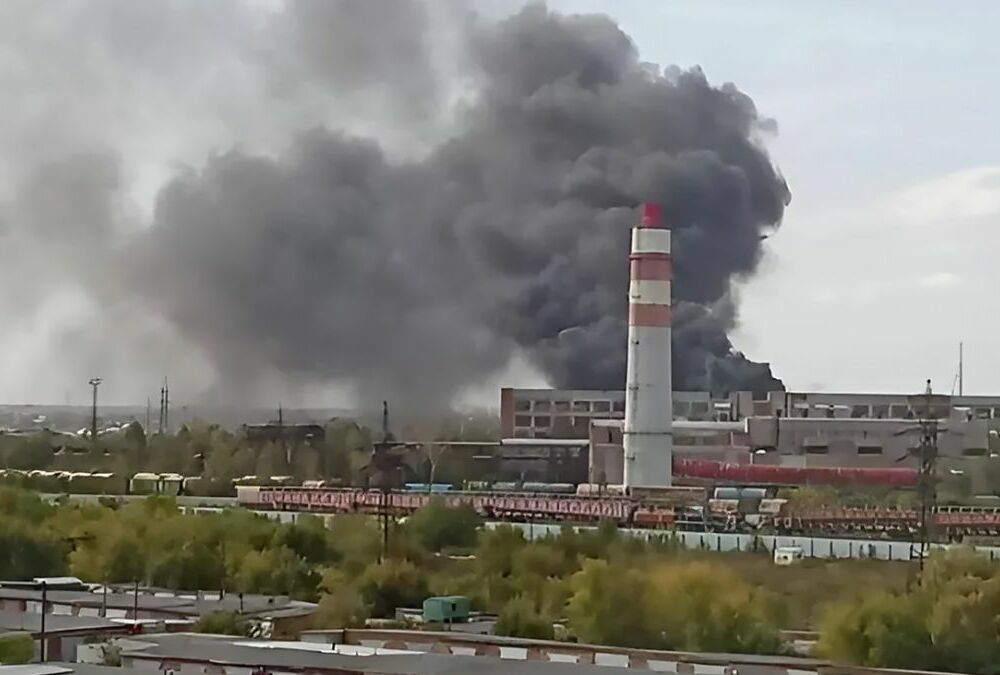 В Омську загорівся завод, який випускає Сонцепьоки