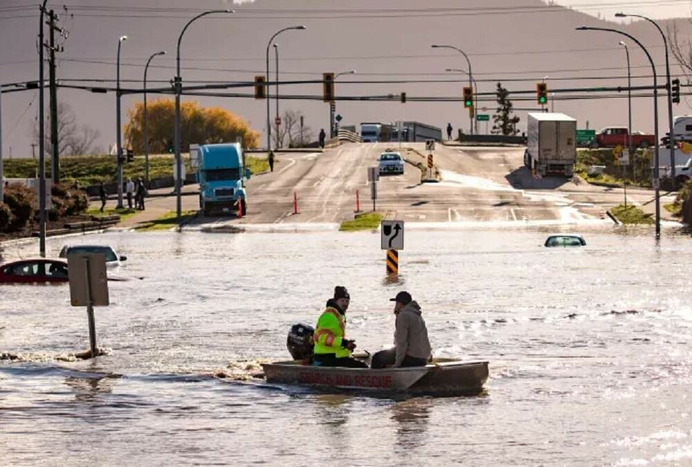 Наводнение века: на западе Канады объявлен режим ЧП  