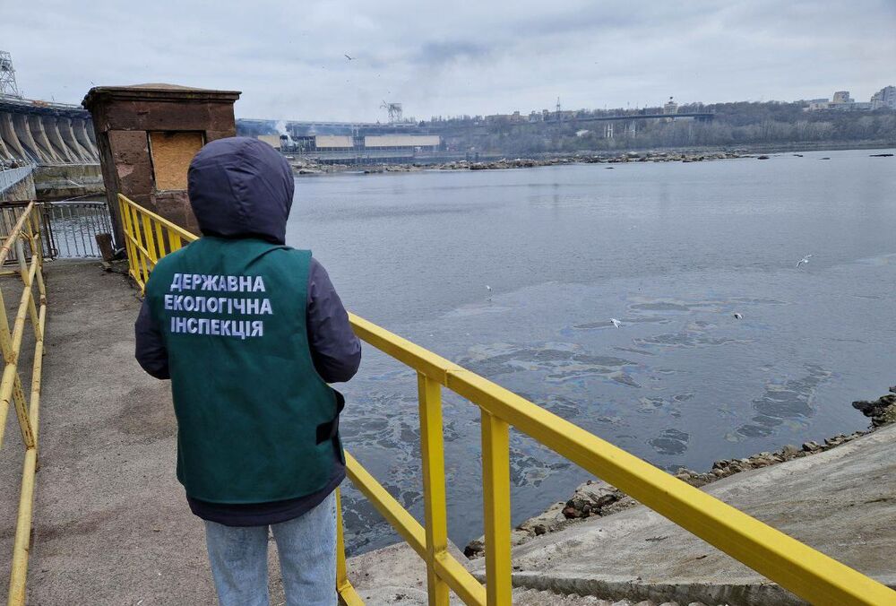 Після ударів по ДніпроГЄС у Дніпро витекли нафтопродукти