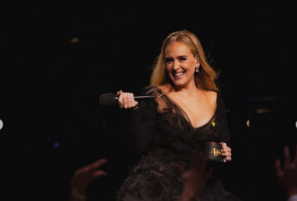 Адель публично поддержала путинистов, выбрав для концерта платье от модного дома Юдашкина