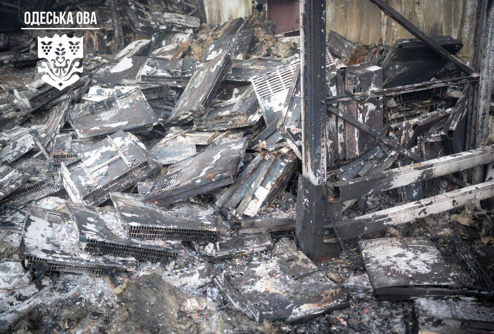 Склад із бойлерами та обігрівачами згорів внаслідок російського удару по Одеській області: фото