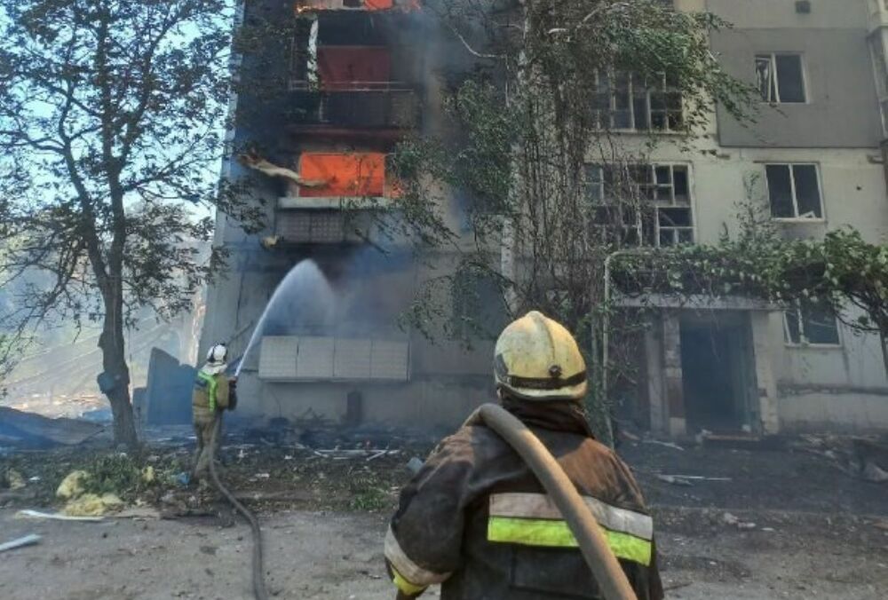 Российские военные трижды обстреляли многоэтажку в Орехове