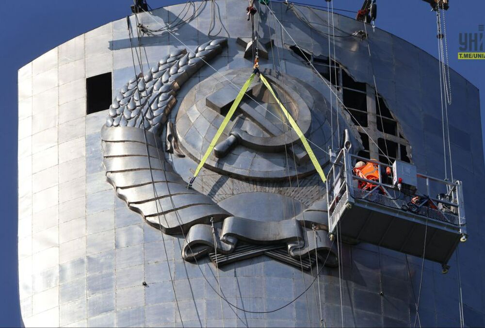 У Києві розпочали демонтаж радянського герба з монумента ”Батьківщина-мати”: фото, відео