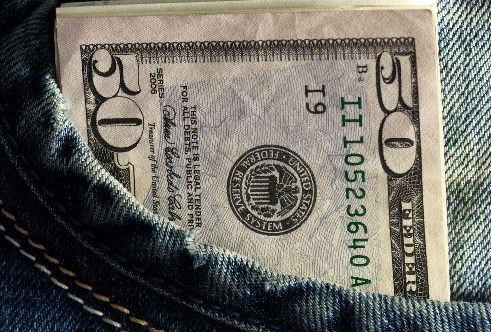 Сметают доллары: украинцы впервые с начала года купили больше валюты, чем продали