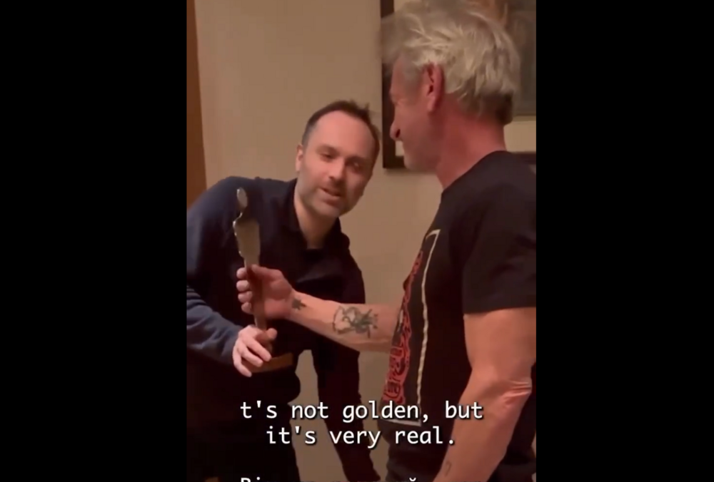 Шон Пенн получил символический ”Оскар” от ”Укрзализныци” - он сделан из стали атакованного россиянами вагона