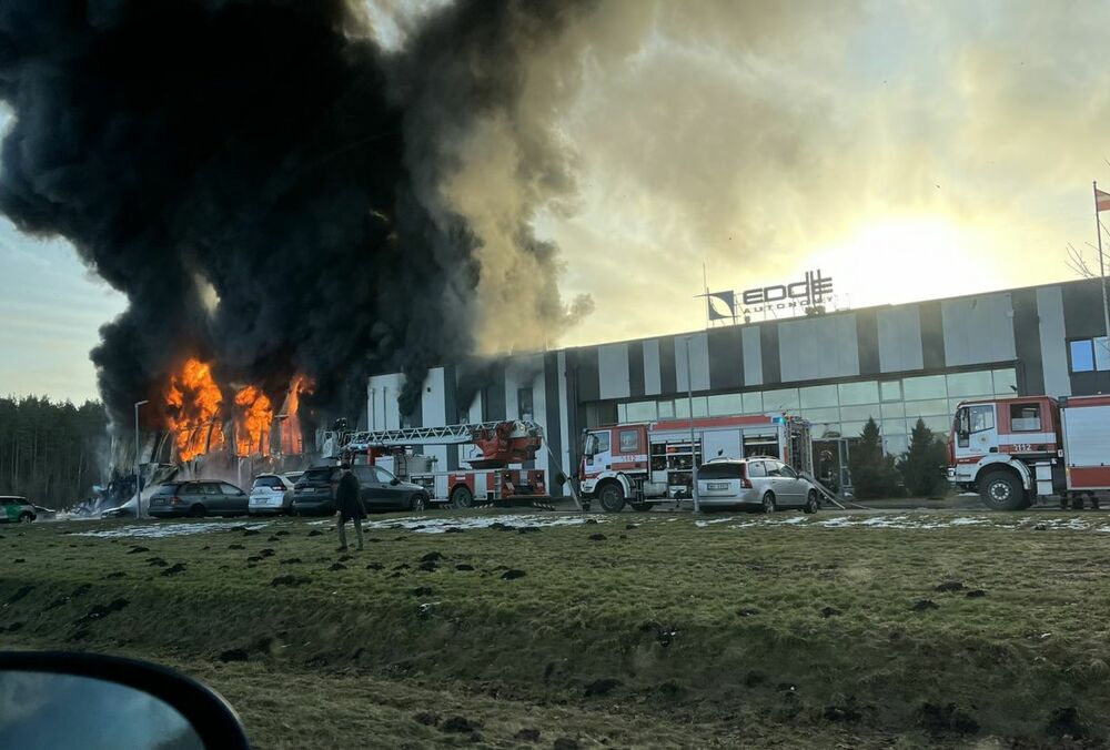 В Латвии произошел большой пожар на заводе по производству беспилотников В Латвии произошел большой пожар на заводе по производству беспилотников