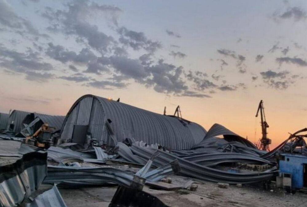 Россияне атаковали порт Рени на границе с Румынией: уничтожены техника и зерновые склады (фото)