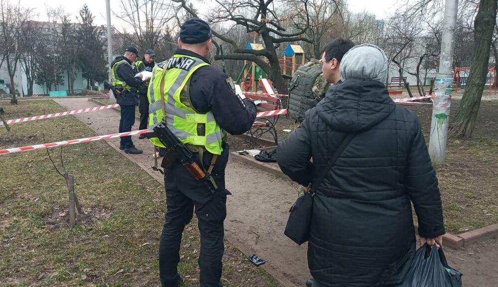 У Києві чоловік підірвав гранату біля дитячого майданчика
