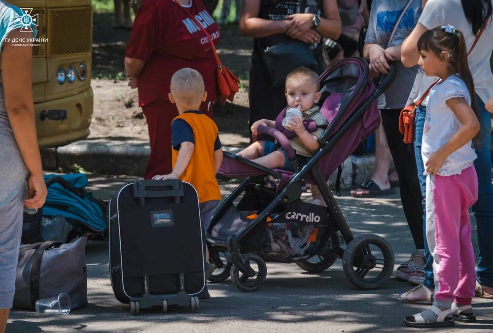 В Донецкой области принудительно эвакуируют детей из девяти населенных пунктов