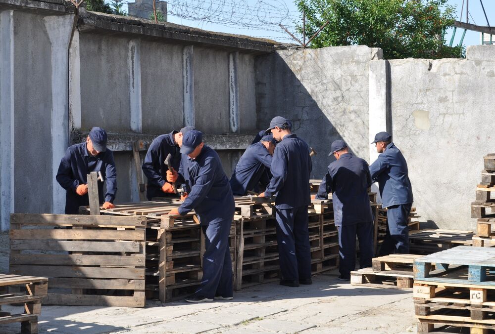 Телевізор, меддопомога та робота: в яких умовах утримуються російські військовополонені