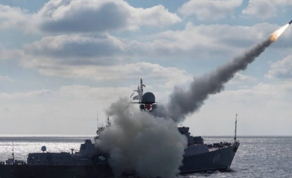 Из-за сильного шторма в Черном море нет российских носителей ракет ”Калибр”